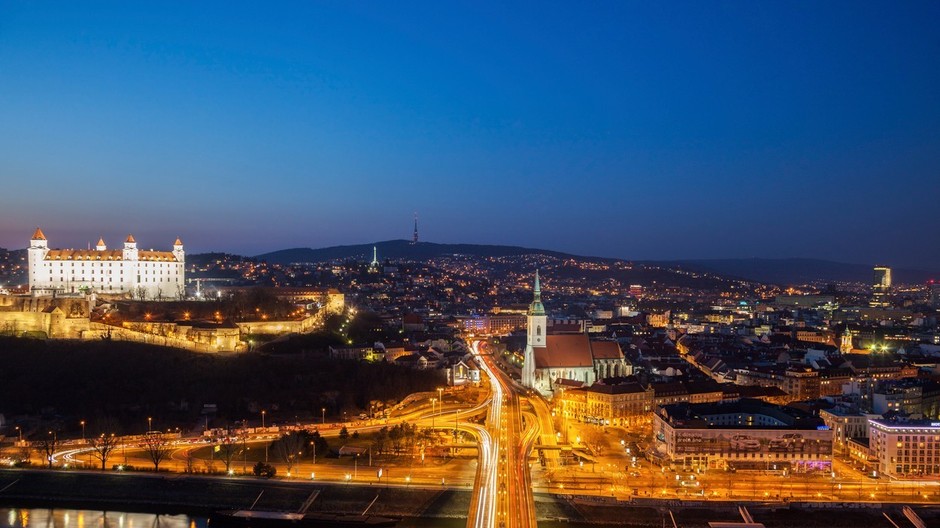 Bratislava_hrad_most SNP_dóm.jpg