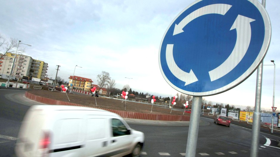 kruhový objazd, ilustračné foto