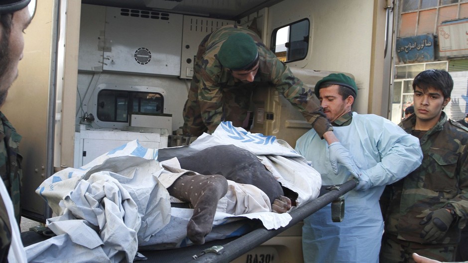 samovrazedny utok, mrtveho nakladaju do auta na nosidlach, kaBUL