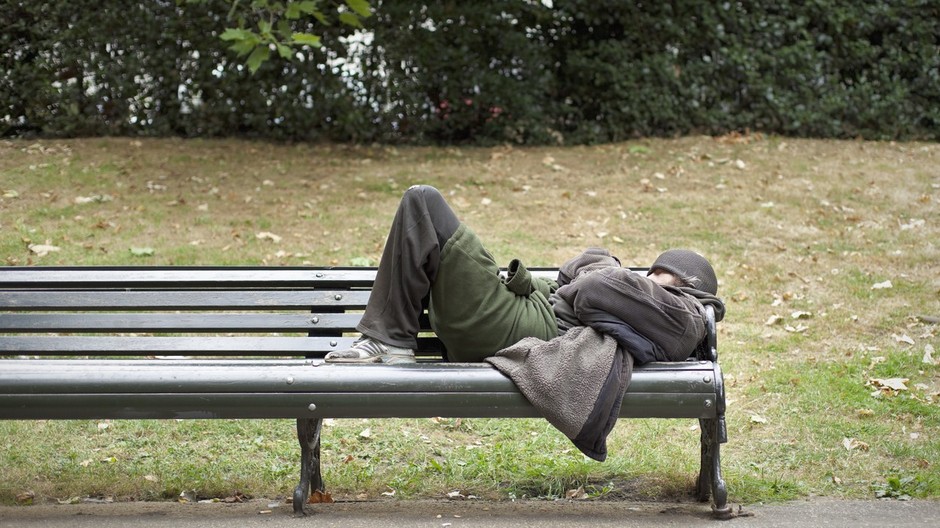 Bezdomovec na lavičke.jpg