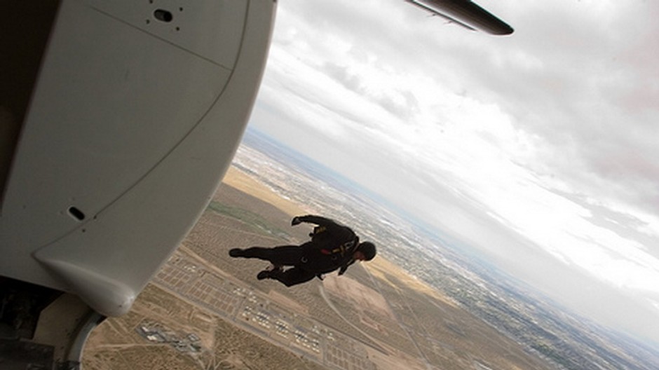 Parašutista vo vzduchu, kus lietadla