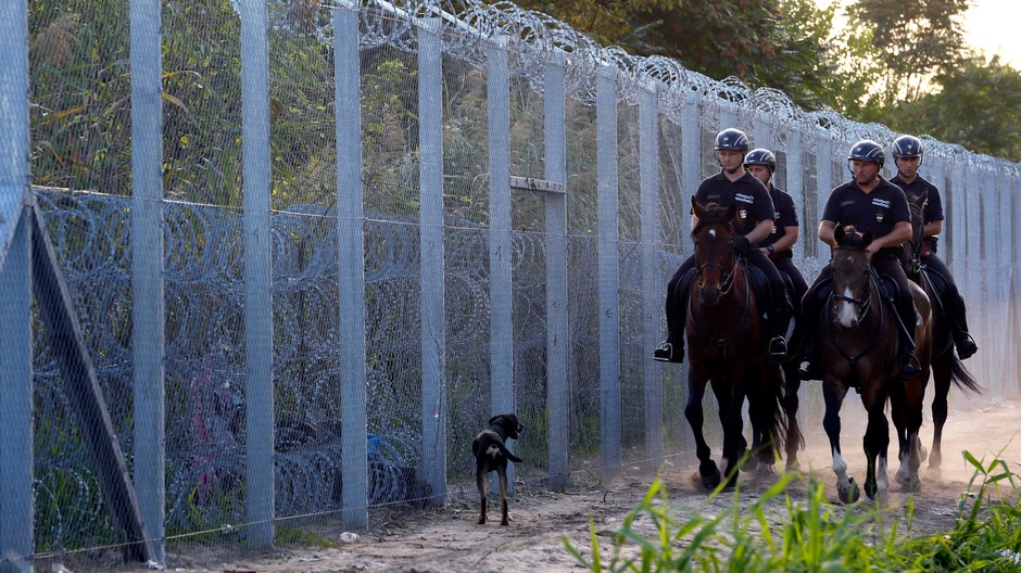 Roszke - plot a policajti na koňoch