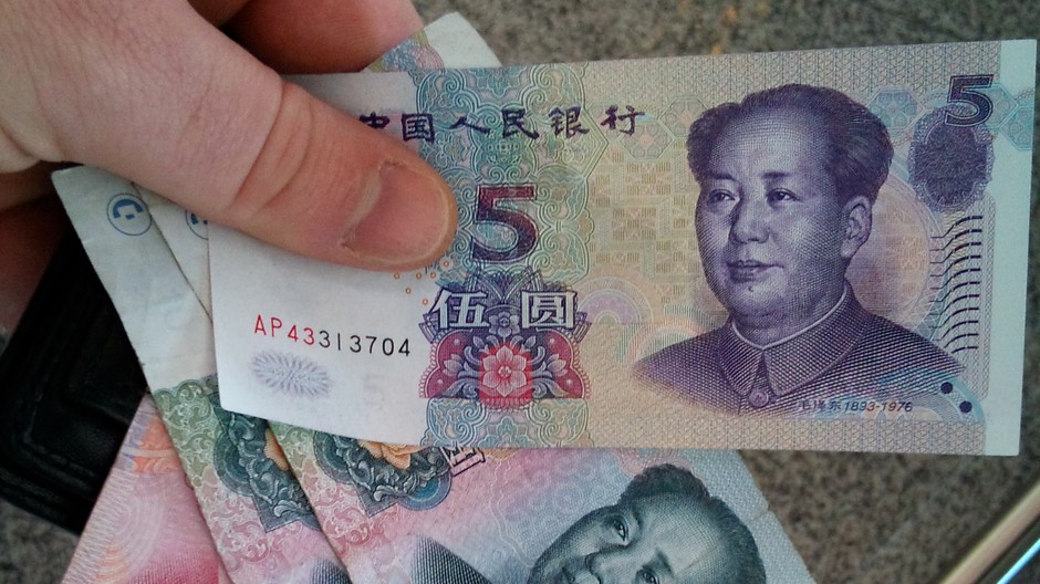 ruka muza drzi peniaze cinske juany