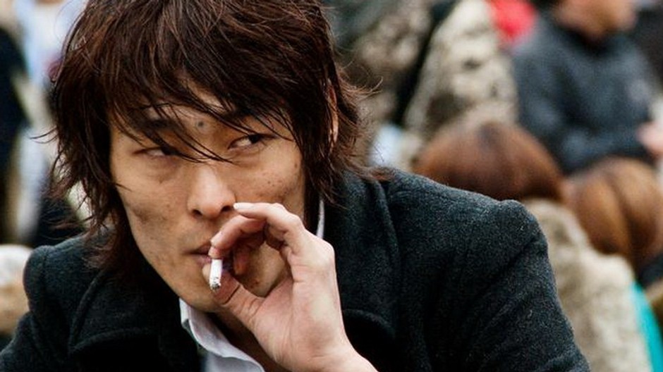 Japonec fajčí cigaretu