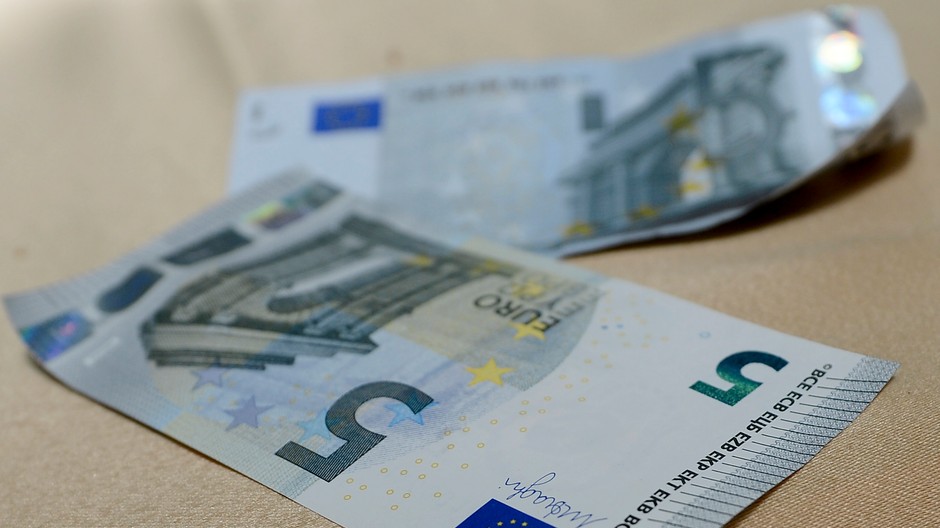 5 eur 10 eur peniaze bankovky il