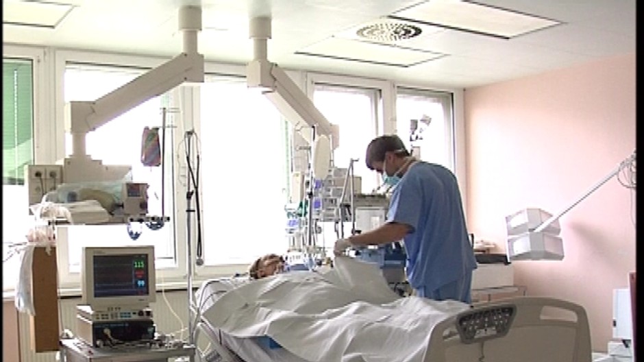 v nemocnici pacient lezi na posteli