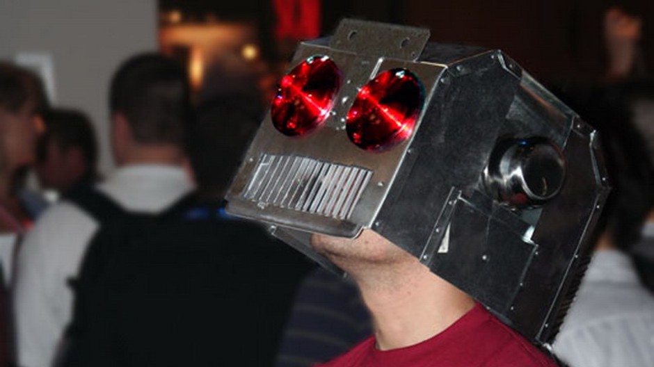 Muž s maskou robota na hlave