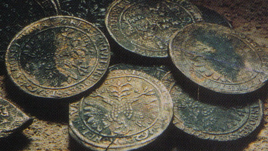 stare mince poukladane na sebe