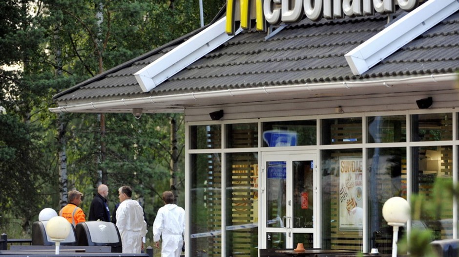 Vyšetrovatelia pred McDonald's vo fínskom Porvoo