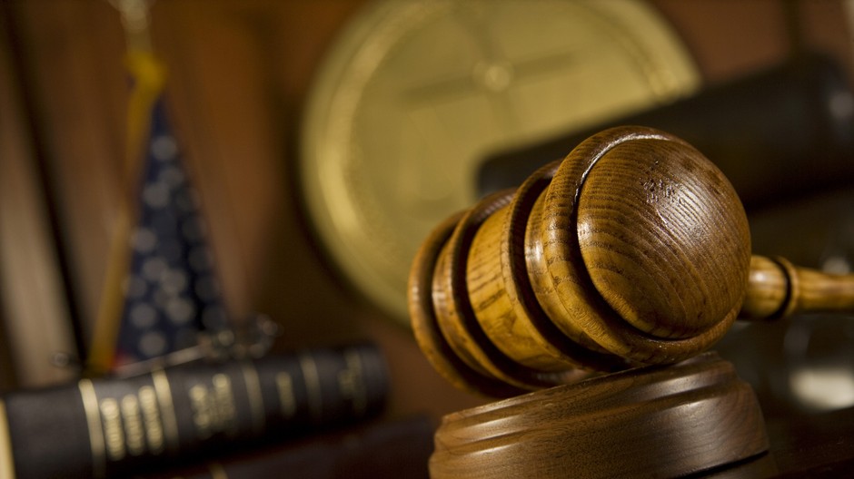 advokácia kladivo PR správa 