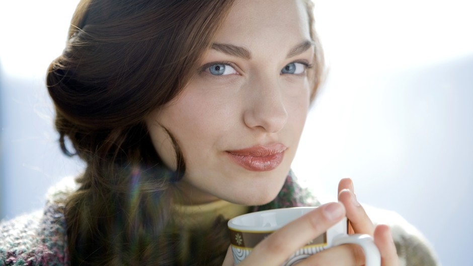 Žena sexi dievča pitie káva čaj voda pohárik zima počasie