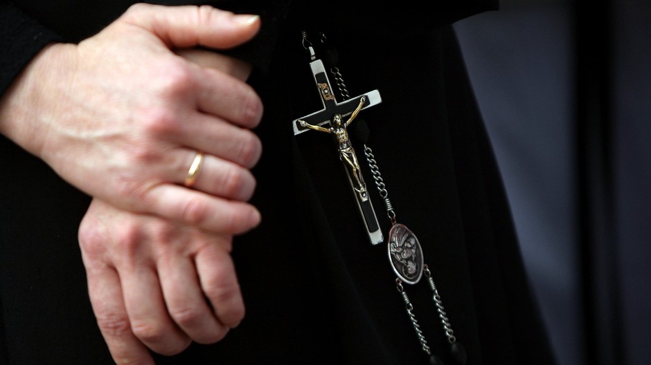 mníška kríž ruky ilustračné foto