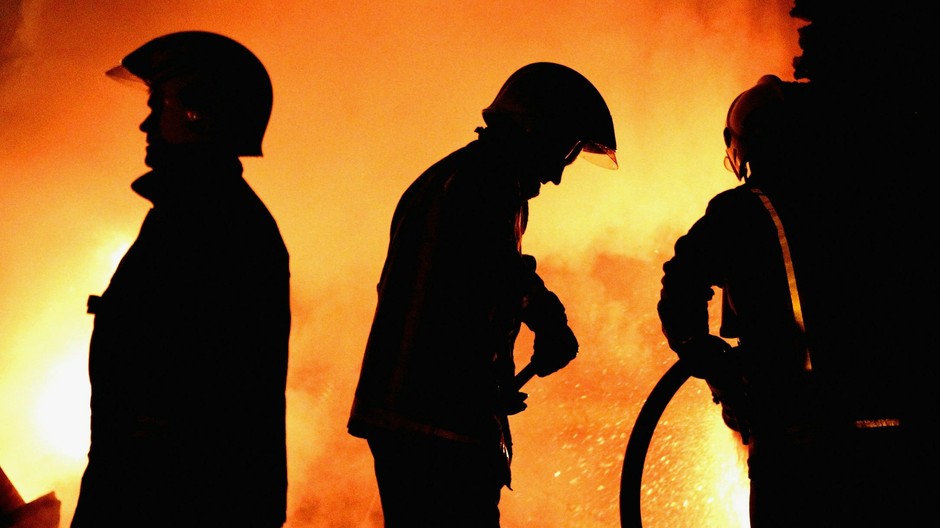 Hasič hasiči požiar večer hasenie