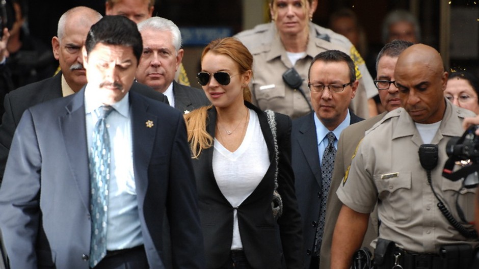 Lindsay Lohan v sprievode právnikov a policajtov