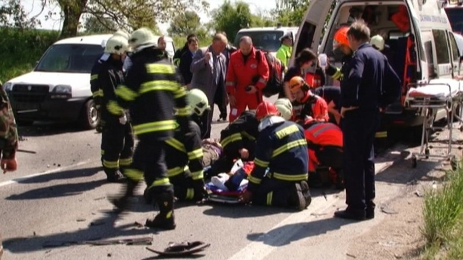 Nehoda sanitky pri Nitre, zranení ľudia