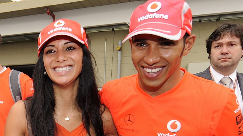 spevacka pussycat doll nicole scherzinger a lewis hamilton sa drzia za ruky