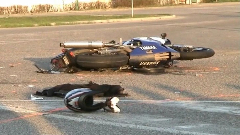 motorkar mrtvy znicena motorka na ceste