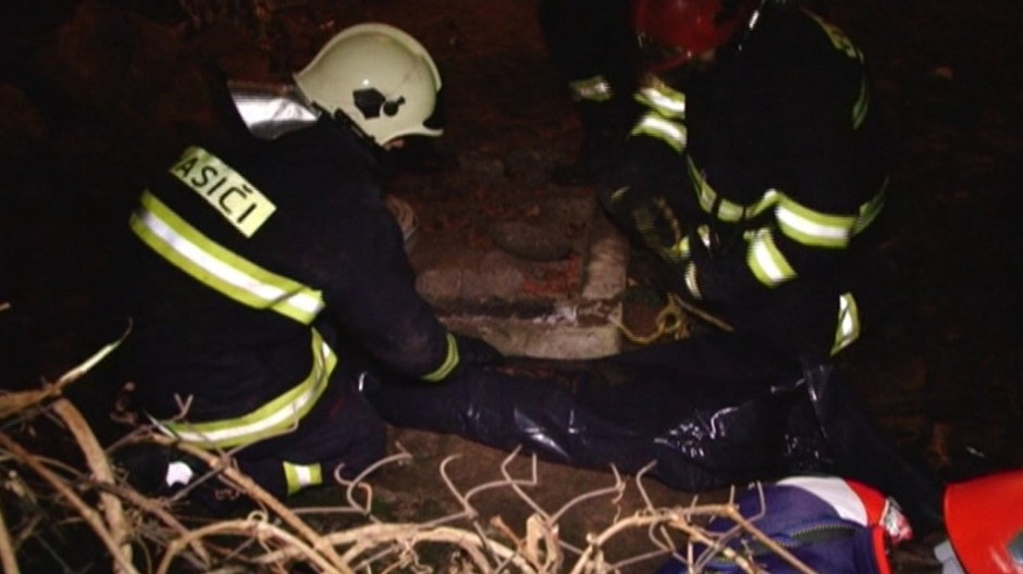 Hasiči balia do igelitu mŕtve telo