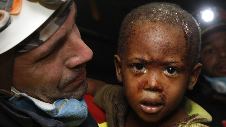 haiti chlapec na rukach zachranara, detail