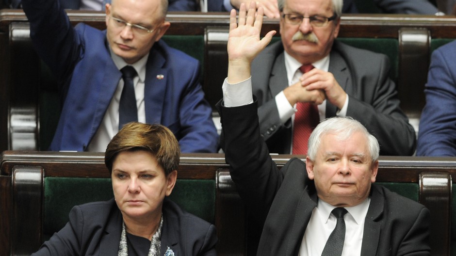 Vedúci strany Právo a spravodlivosť  Jaroslaw Kaczyński a poľská premiérka Beata Szydlo