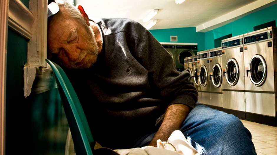 stary muz v pracovni spi, pracky