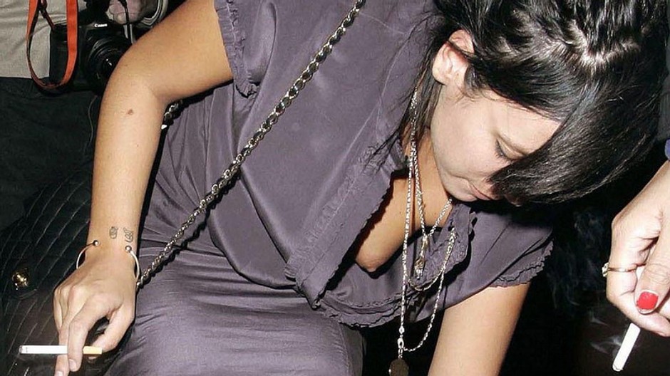 Lily Allen sa zohýna vidno prsia