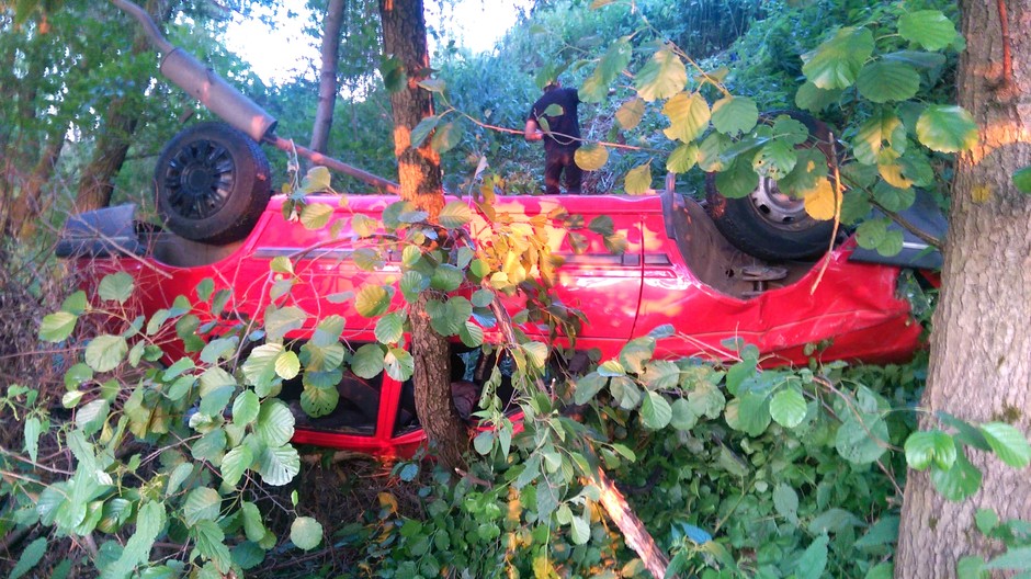 Zvolenská Slatina - mladík skonil s autom na strome 1