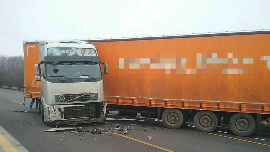 Zrážka kamióna s osobným autom: Diaľnicu pri Bratislave museli uzatvoriť