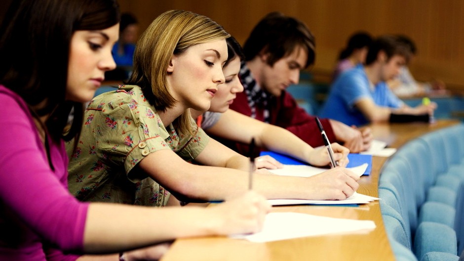 Dievča študentka študenti škola test skúška lavica žiaci