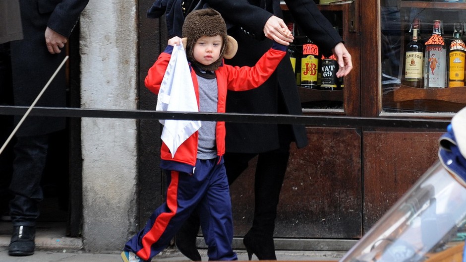 shiloh v teplakovej suprave, dcera angelina jolie a brada pitta