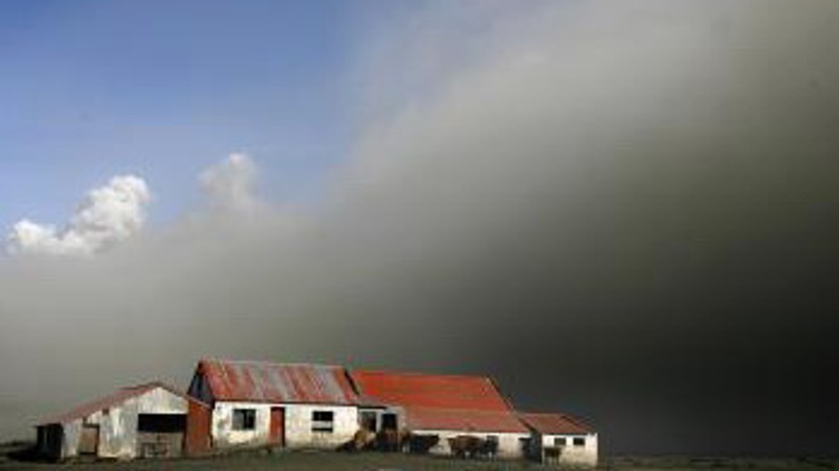 island, sopka, dym, popol nad domami