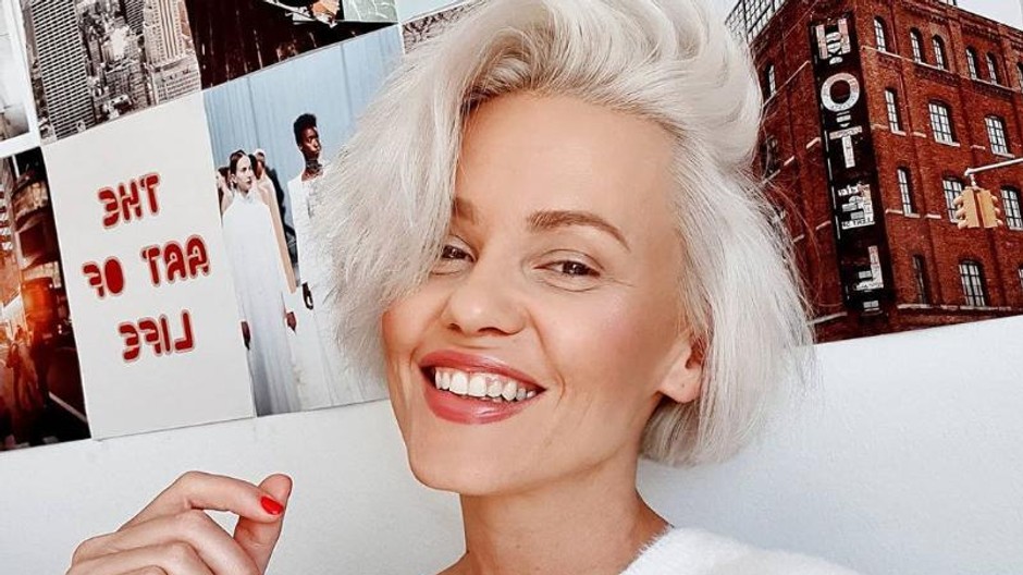 zena vlasy