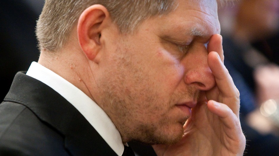 Róbert Fico tvár v dlani