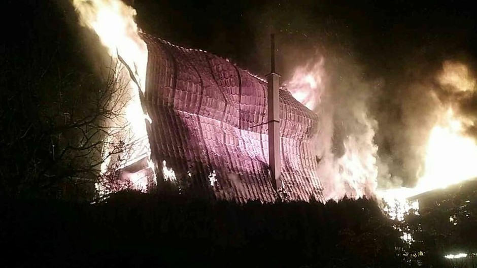 Hasiči zasahujú pri požiari chaty. Plamene sa rozšírili aj na vedľajšiu chatku