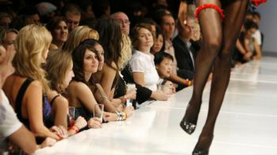 Módne mólo, sexi nohy, ľudia