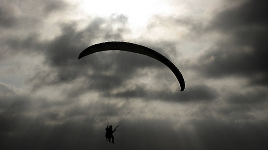 paraglajdista vo vzduchu