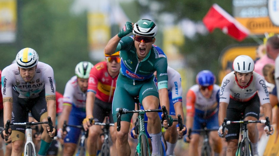 Peter Sagan (druhý zľava) vo finiši 11. etapy