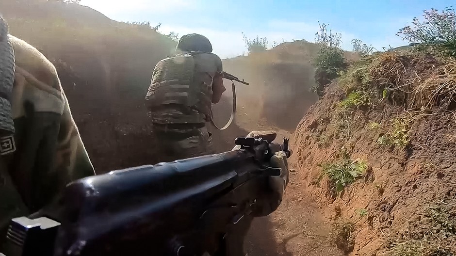 Ruskí vojaci počas výcviku na neznámom mieste na Ukrajine