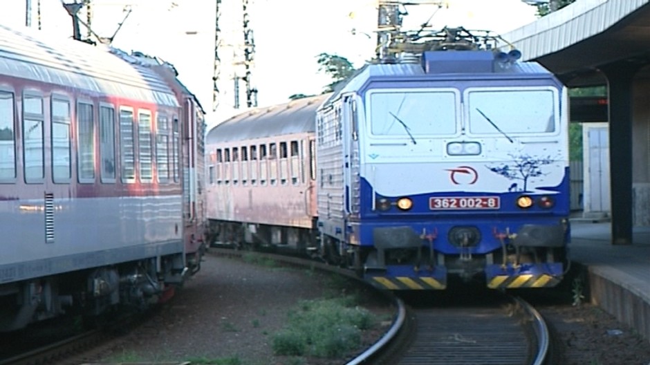 prichadzajuci vlak zo stanice v dialke