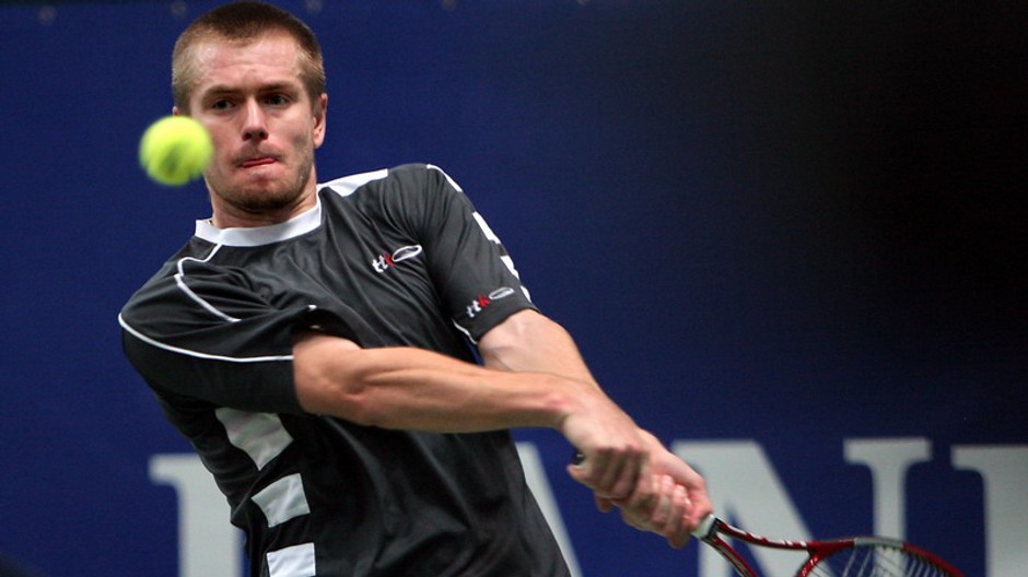 Tenista Michal Mertiňák odvracia úder proti Lukášovi Dlouhému z Českej republiky počas finále dvojhry turnaja Tatra banka Open.