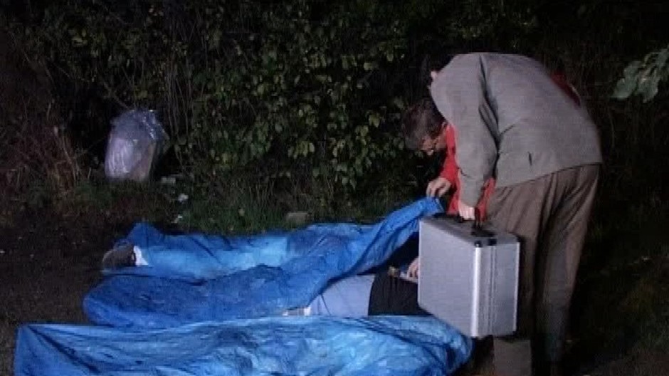 Mŕtvoly troch ľudí, pravdepodobne obhliadajúci lekári