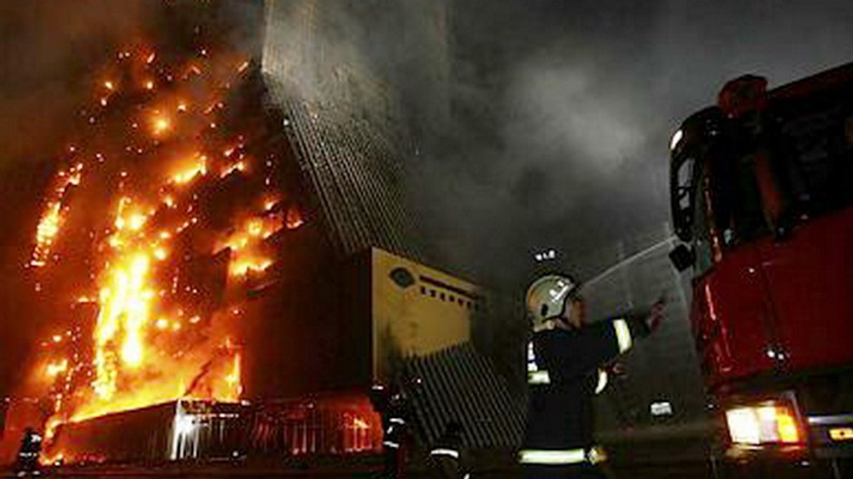 Požiar budovy, hasič