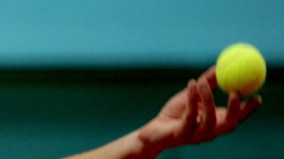 tenisová lopticka v ruke