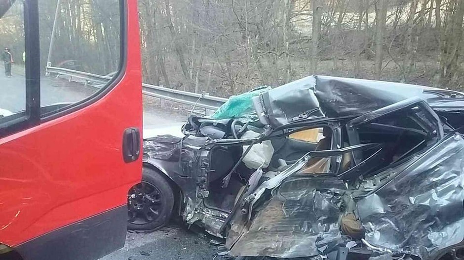 Tragická zrážka auta a dodávky