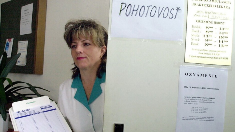 lekarka pri dverach s napisom pohotovost