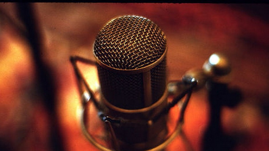 mikrofon maly cervene pozadie