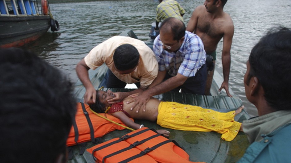 Ľudia, dieťa, záchranári, oživovanie, voda, záchranné vesty