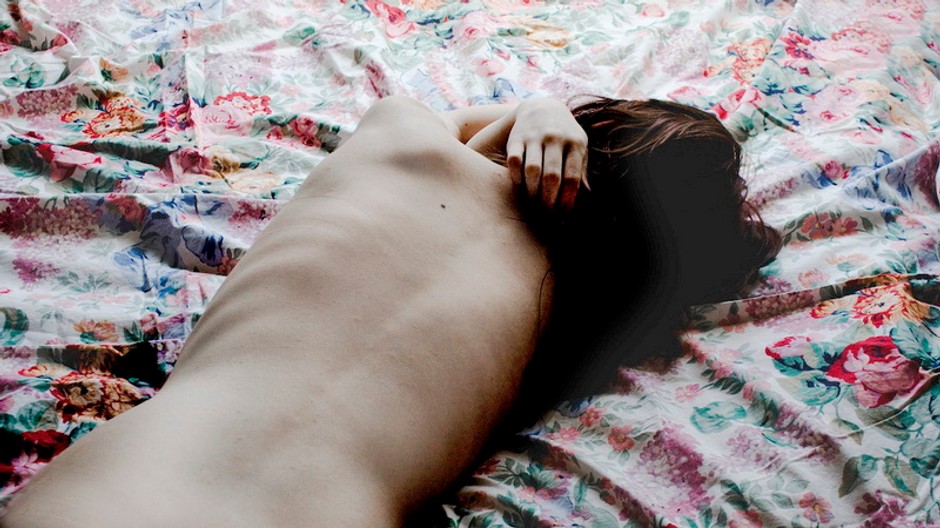 znasilnenie nasilie naha zena lezi na kvietkoch