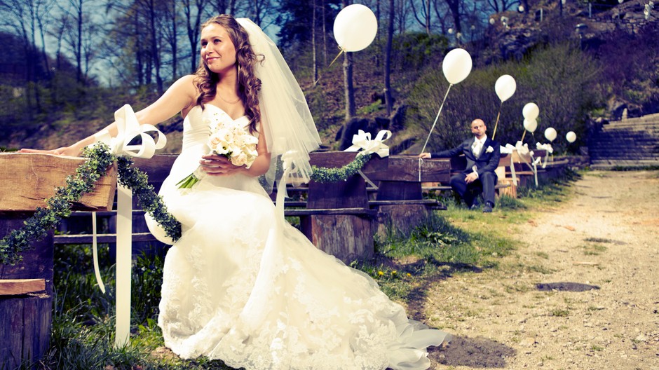 nevesta a ženích sa fotia na lavičkách, ilustračné foto