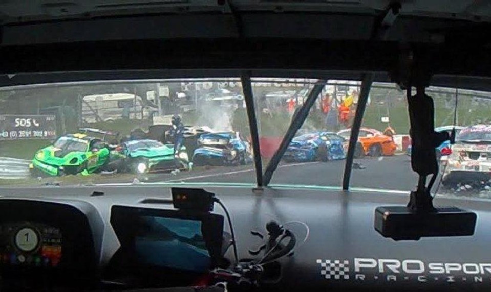 Preteky, ktorých súčasťou bol aj VERSTAPPEN, poznačila tragická nehoda